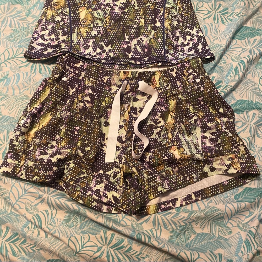 LuluLemon Spring Break Away Shorts Size 6
